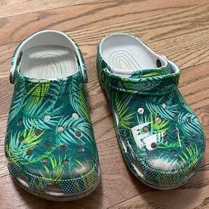 JUNGE CROCS UNISEX SIZE‎ W9 M7